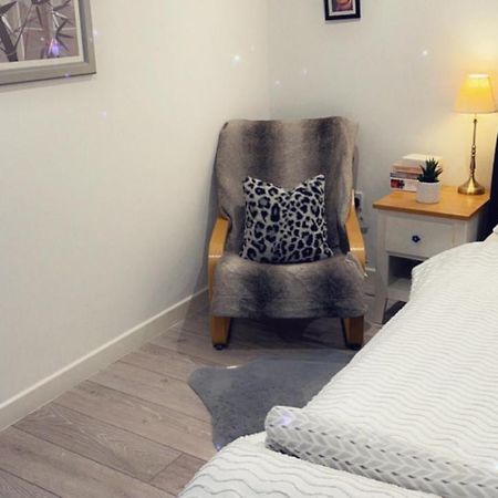 Stay In Woking With Benita Horsell Exterior photo