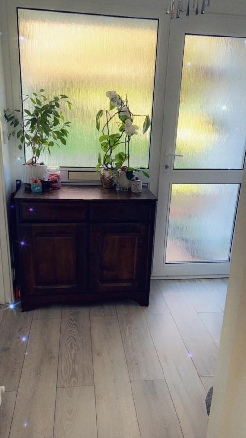 Stay In Woking With Benita Horsell Exterior photo