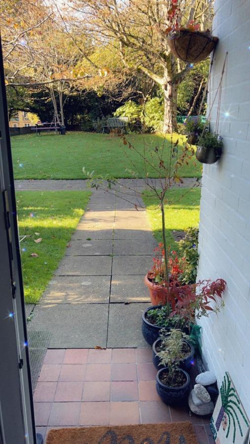 Stay In Woking With Benita Horsell Exterior photo