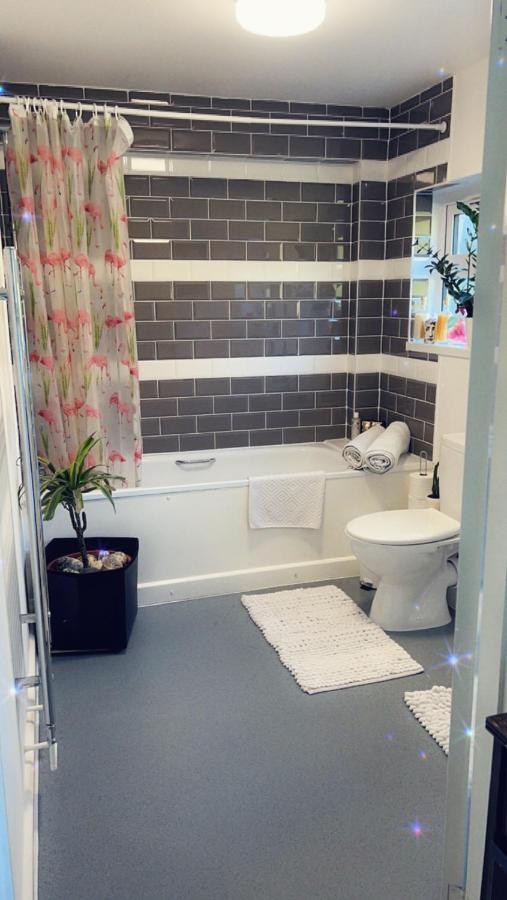 Stay In Woking With Benita Horsell Exterior photo