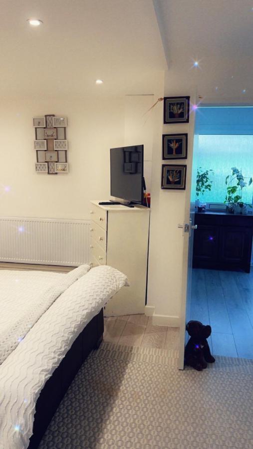 Stay In Woking With Benita Horsell Exterior photo