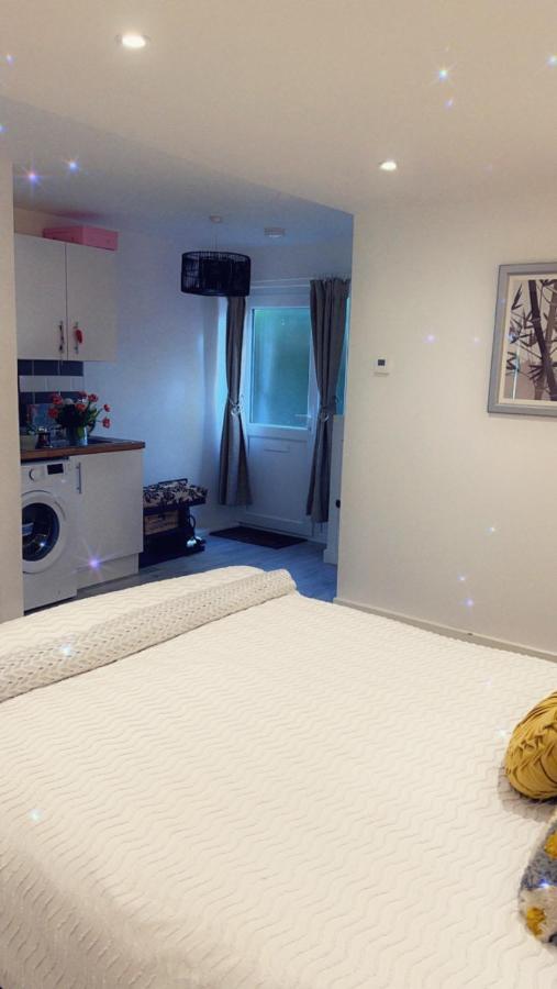 Stay In Woking With Benita Horsell Exterior photo